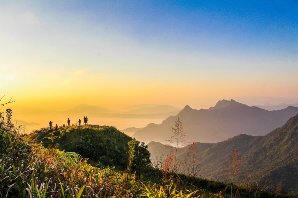 Diensten photo of people standing on top of mountain near grasses 733162.jpg